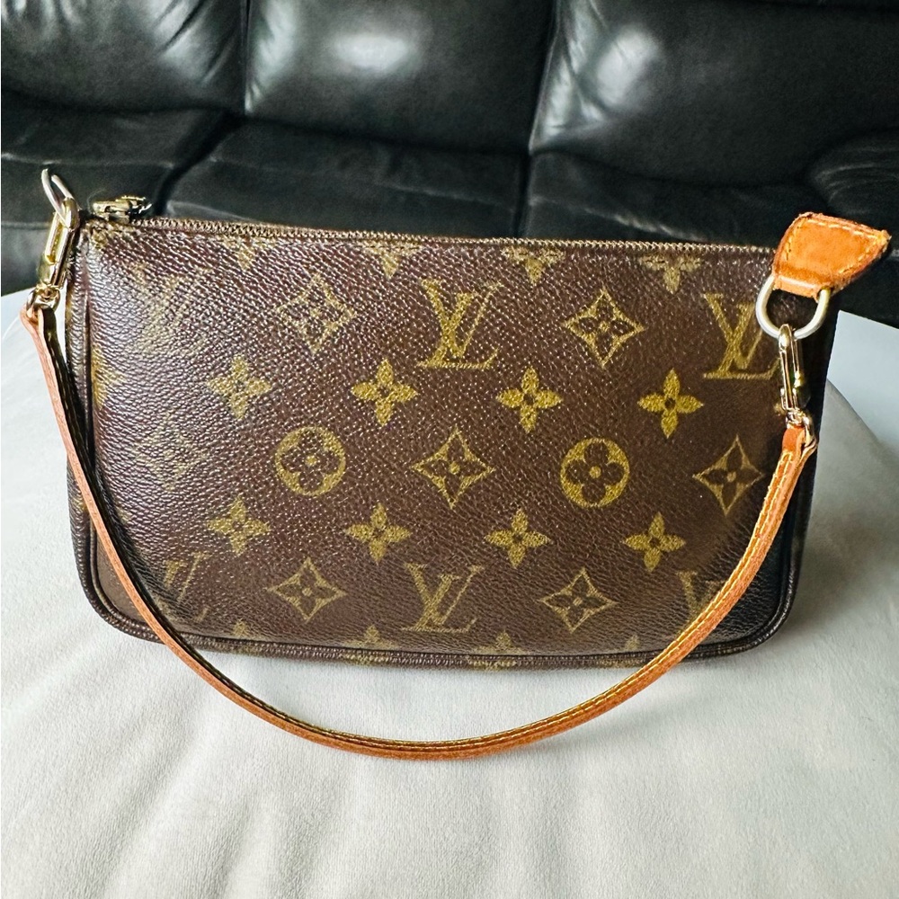 Louis Vuitton Monogram pochette hand/shoulder pouch Bag